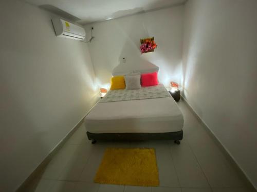 普罗维登西亚posada sunrise view vacation home的一间小卧室,在白色的房间里配有一张床