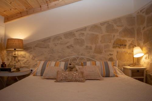 罗希姆诺The Secret Ontas, Traditional stone house的睡在床上的泰迪熊