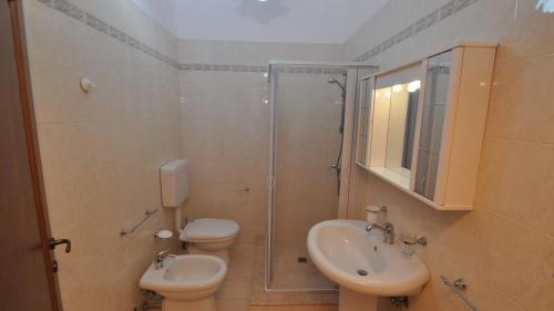 托雷苏达Ville Magnolia的一间带两个卫生间、淋浴和盥洗盆的浴室