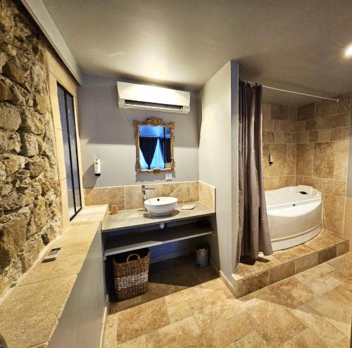 Rochefort-en-Valdaine摇滚乐旅馆的浴室配有盥洗盆、浴缸和盥洗盆