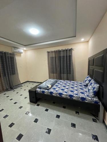 BijiloBijilo Appartments的一间房间中间设有一张床