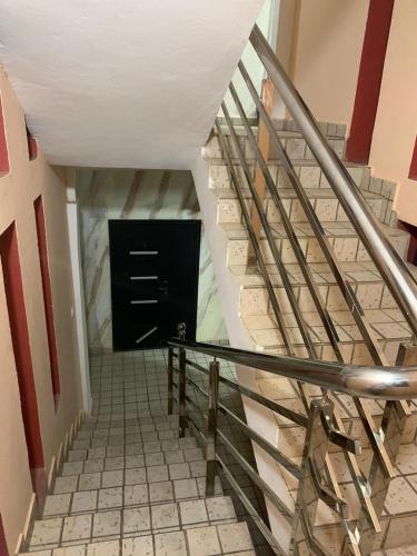 BijiloBijilo Appartments的一间房间中带黑色门的楼梯