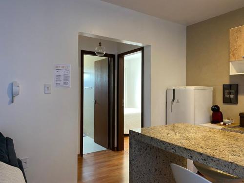 布卢梅瑙Apartamento Inteiro Completo 2 Quartos com AC em Blumenau SC à 10min Vila Germânica的厨房配有柜台和冰箱。