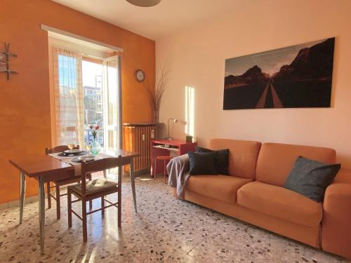 科莱尼奥APPARTAMENTO COMFORT e SERVIZI - Casa Gramsci的客厅配有沙发和桌子
