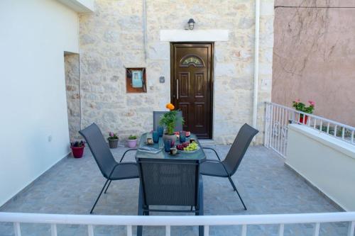 罗希姆诺The Secret Ontas, Traditional stone house的一个带桌椅和门的庭院