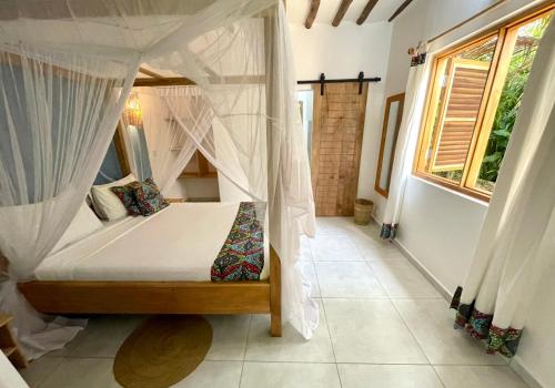 帕杰Nakupenda paje villa的一间卧室配有带蚊帐的床
