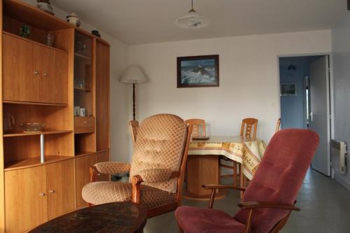 厄尔奇524 - A ERQUY, Immeuble tranquille CAP ARMOR située à 200M de la plage的客房配有桌椅和书桌。