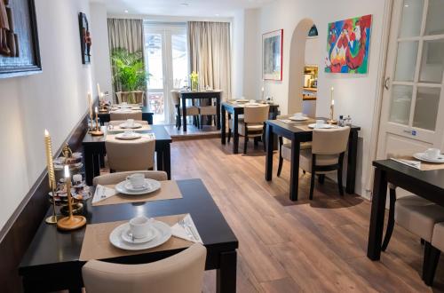 鹿特丹俄里翁酒店的一间在房间内配有桌椅的餐厅