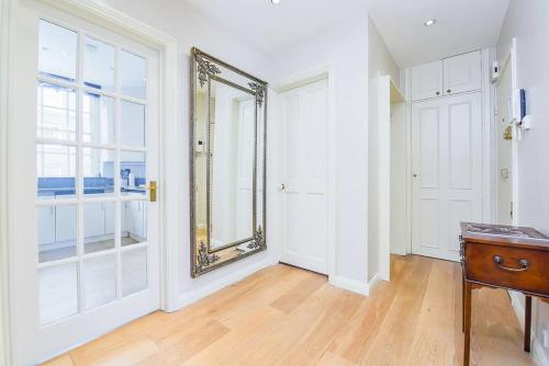 伦敦2 Bedroom Apartment- Mayfair (4)的一个空房间,有镜子和门