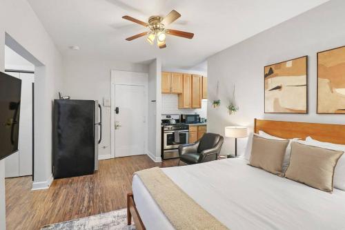 芝加哥Trendy Studio Apartment in Chicago - Kenwood 103 & 303 rep的一间卧室配有一张床和吊扇
