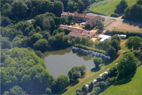 Chaille sous les OrmeauxLogis de l'Aubonnière的享有湖景别墅的空中景致
