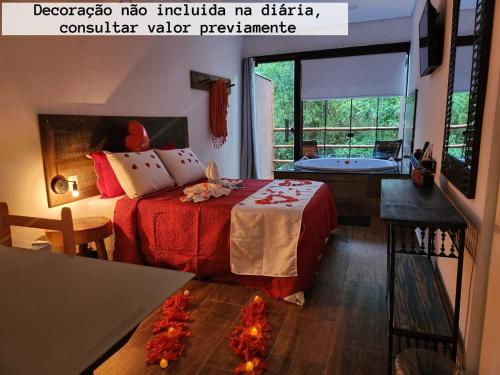 马卡科斯Pousada do Rodrigo的卧室配有床和浴缸