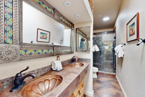 土桑Camino los Mochis的一间带大水槽和淋浴的浴室