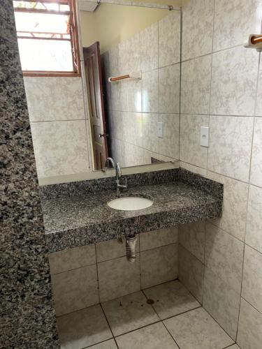 阿拉瓜伊纳Refúgio Aconchegante e Espaçoso的一间带水槽和镜子的浴室