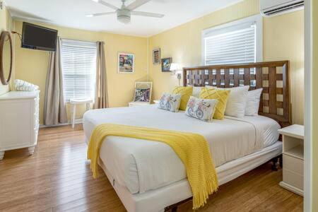 基韦斯特Bermuda Suite by Brightwild的卧室配有一张带黄色枕头的大型白色床。