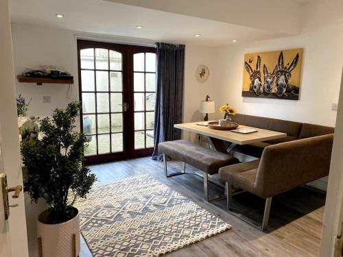 布拉姆霍普Stonecroft的客厅设有餐桌和椅子