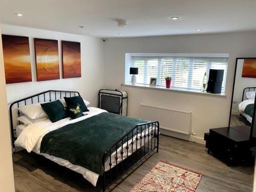布拉姆霍普Stonecroft的一间卧室设有一张大床和一个窗户。