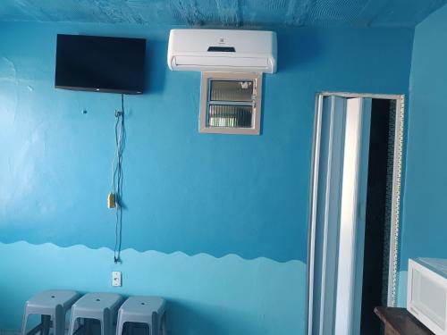 萨利诺波利斯Apartamentos no Farol Velho的一间配有空调的蓝色墙壁客房