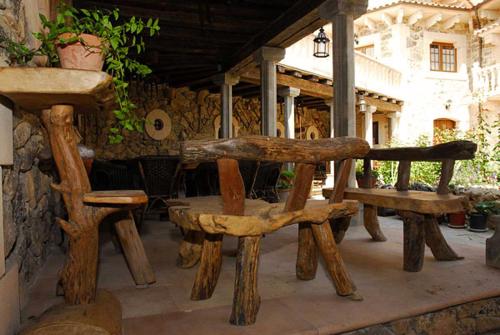 塞普尔韦达Hotel Rural El Cañón del Duratón的坐在庭院里的一组木凳