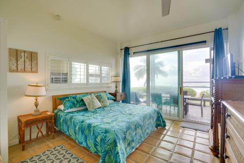 WaianaeWaianae Beach House with Direct Coast Access and Views的一间卧室设有一张床和一个滑动玻璃门