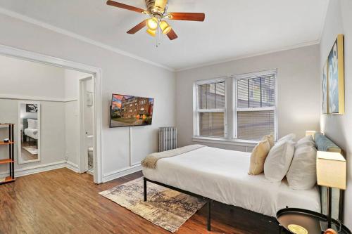 City Charm Studio Apt in Chicago - Kenwood 205客房内的一张或多张床位