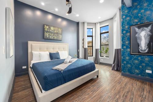 芝加哥麦考密克展览中心旅馆的一间卧室配有一张蓝色墙壁的床