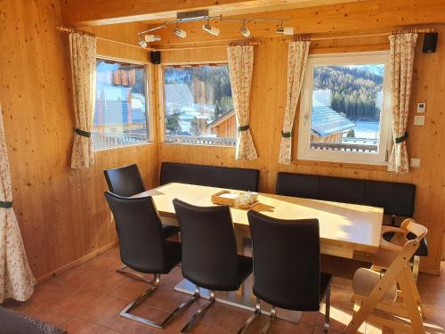 上陶恩Exclusive chalet in Hohentauern in ski area的一间带木桌和椅子的用餐室