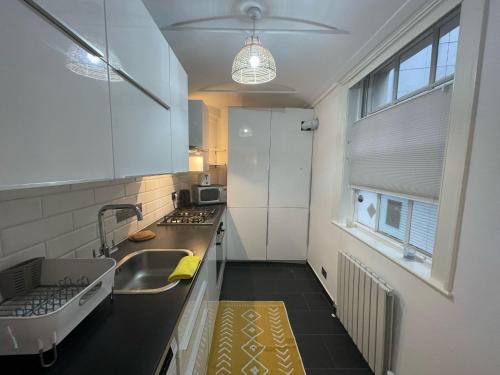 伦敦Central Point apartment的厨房配有水槽和台面