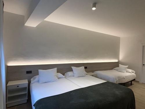 比拉尔瓦Seijo的一间卧室配有两张带白色枕头的床