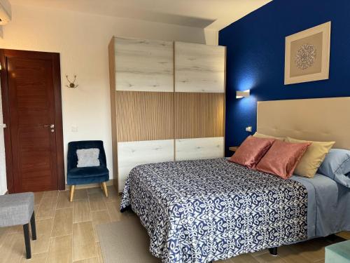 贝纳尔马德纳Apartamento Mar del Sur的一间卧室设有一张床和蓝色的墙壁