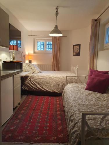 巴黎La Romantique的酒店客房带两张床和红色地毯