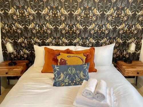 布里斯托Cosy Oasis in the Heart of Clifton Village的卧室里的一张带毛巾的床