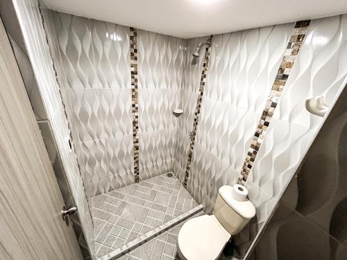 卡塔赫纳Hotel y Restaurante Oasis CTG的一间小浴室,内设卫生间