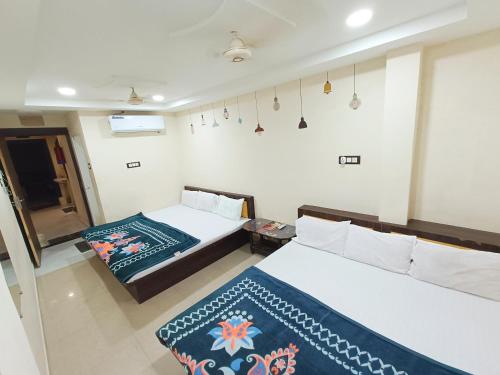 乌贾因Hotel ST INN的一间卧室配有两张床和镜子