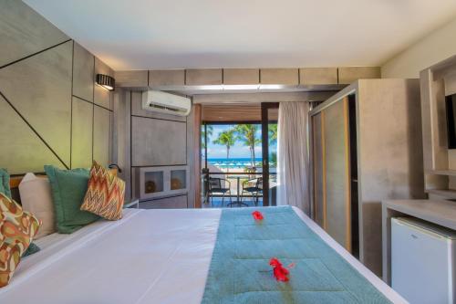 莫罗圣保罗宝塔酒店的一间卧室设有一张床,享有海景