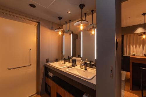 大阪Hotel Keihan Namba Grande的一间带两个盥洗盆和大镜子的浴室