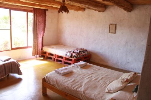 卡奇Vistas al Nevado的一间卧室设有两张床和窗户。