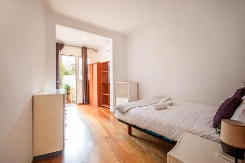 巴塞罗那En2val1028 - Eixample Esquerra with terrace的一间小卧室,配有床和窗户