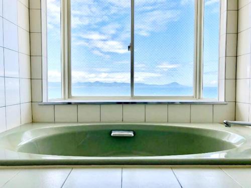 增田Umi no Gohanya Noramare - Vacation STAY 18208v的带浴缸的浴室和窗户