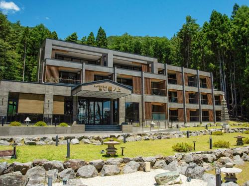 大石Kumonoue Fuji Hotel - Vacation STAY 37547v的前面有公园的建筑