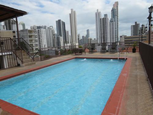 巴拿马城哥斯达旅馆酒店的大楼屋顶上的大型游泳池
