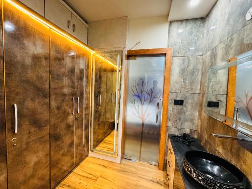 印多尔Home Escape Luxe 2BHK Penthouse Near LIG Square的浴室设有黑色水槽和镜子