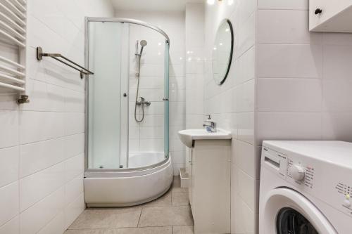 格丁尼亚Prime Home CENTRUM 2的带淋浴、盥洗盆和洗衣机的浴室
