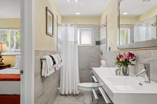 基拉戈椰树湾度假酒店 - 拉哥克伊岛的白色的浴室设有水槽和卫生间。