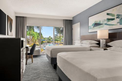 奥兰多Delta Hotels by Marriott Orlando Celebration的酒店客房设有两张床和窗户。