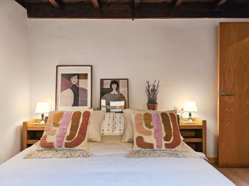 奥维多El Mirador del Naranco的卧室配有一张墙上有两张照片的床。