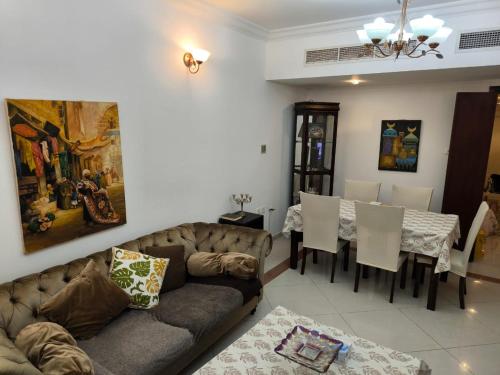 沙迦Smart Home Vacation Home- AYLA的客厅配有沙发和桌子