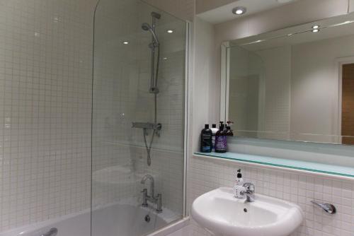 约克Russet Quarter, Parking subject to availability的带淋浴、盥洗盆和浴缸的浴室