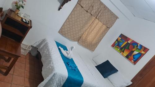 阿约拉港Puerto Ayora Island的一间卧室配有一张带天鹅的床