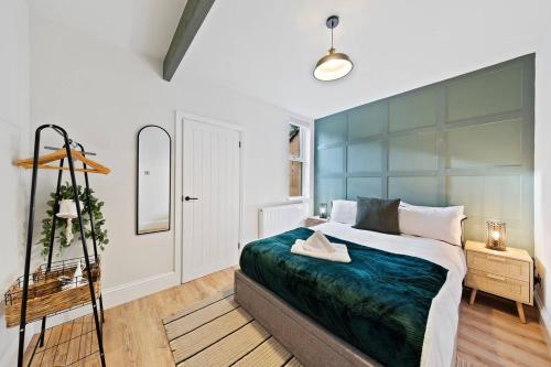 凯特林The Buccleuch Luxury Apartments的一间卧室配有一张大床和蓝色床头板